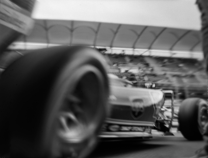 Illustration for article titled This Photographer Shoots 230 MPH Formula One Cars On A Camera From 1913